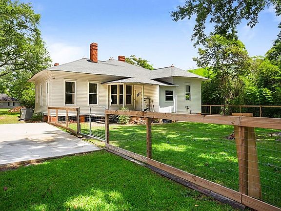 2nd image of 140 College St