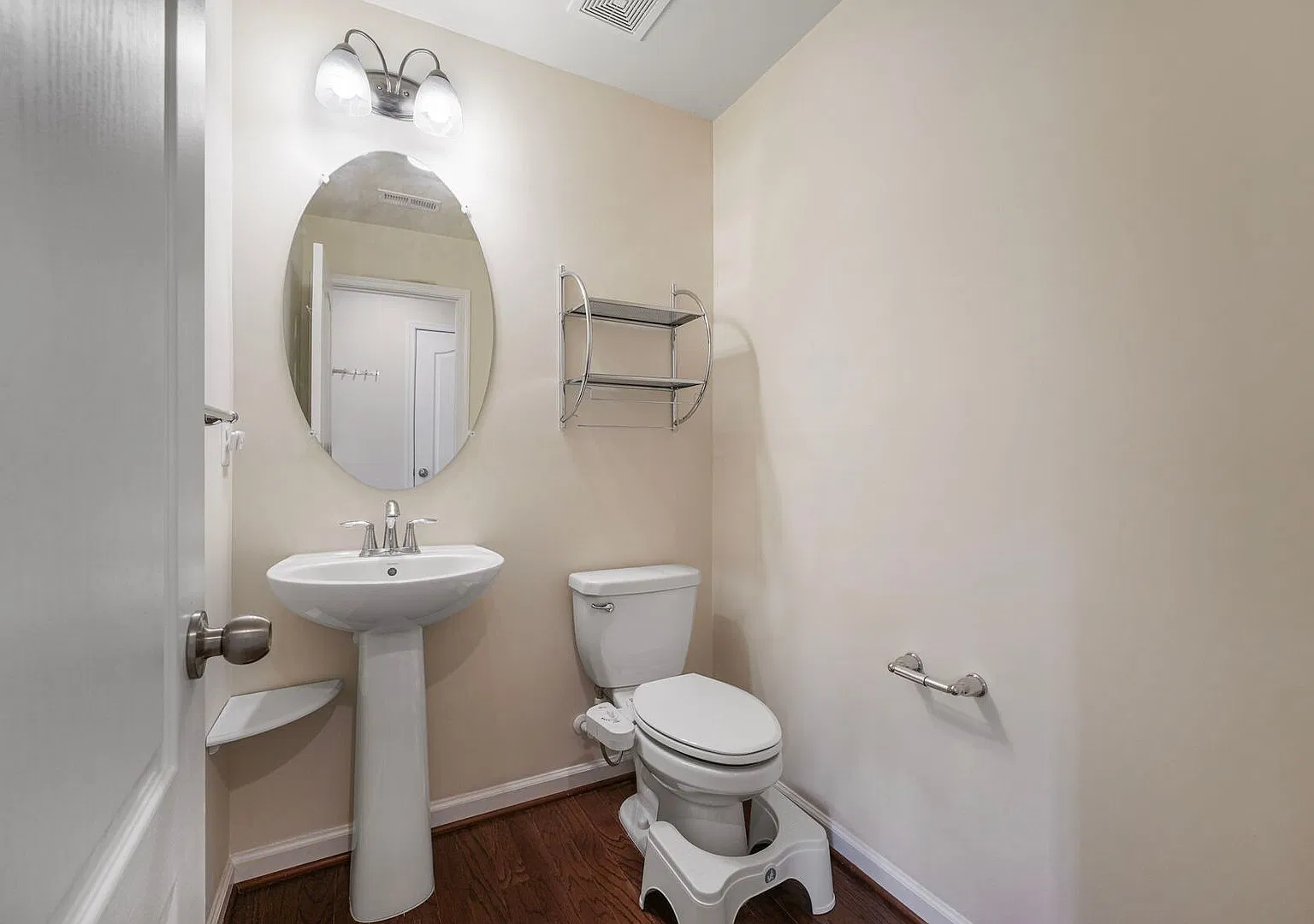 Spacious 3-Level End Unit Townhome — Photo 4