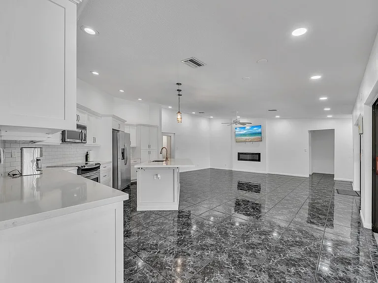 303 NW 105th Ter — Photo 13