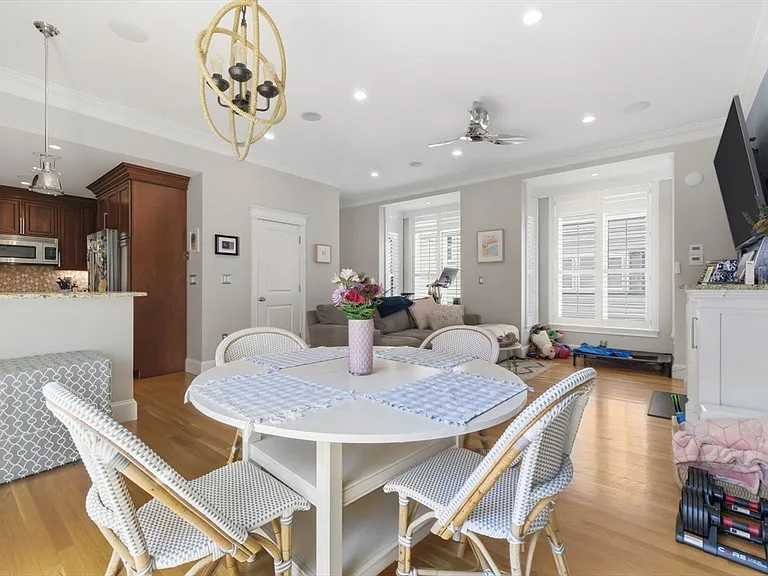 110 Bolton St — Photo 7