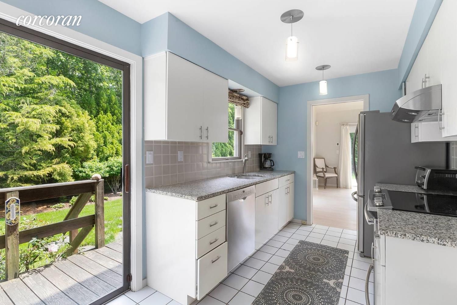  Fully equipped kitchen with ventilated oven, microwave, air fryer, coffee maker, dishwasher, double 