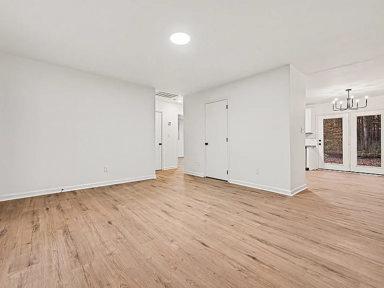 5001 Lakecrest Dr — Photo 2