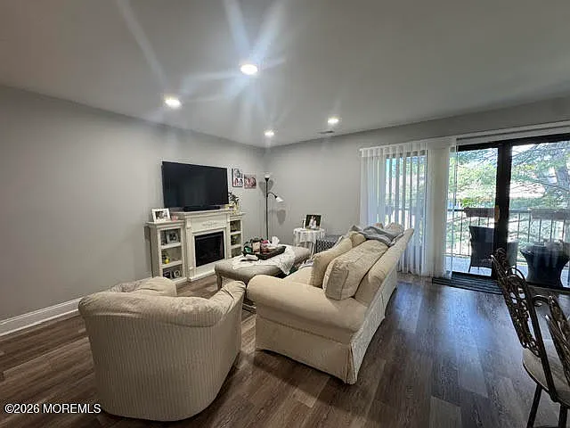 2 bed, 1099 sqft, $3,000 — Photo 4