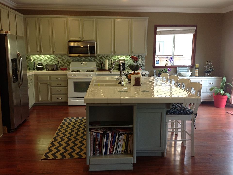 Lg. kitchen island seats 5