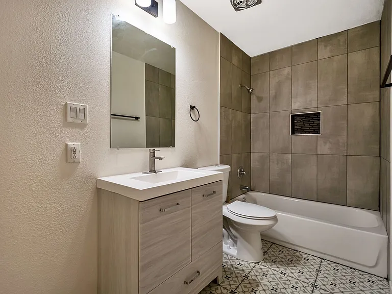 525 E Alameda Dr — Photo 15