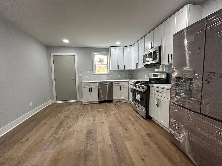 1049 Mercy St — Photo 11
