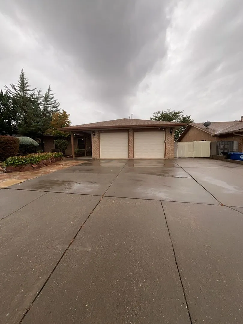 3 Bedroom, 2 Bathroom Home! Schedule a Showing! — Photo 1