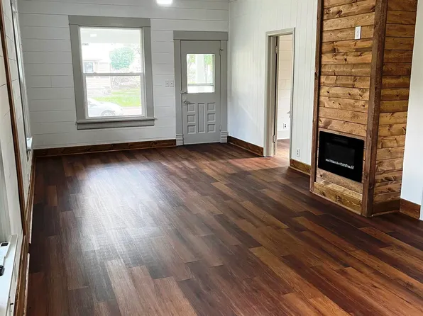 328 SW 3rd St, Newton, KS 67114