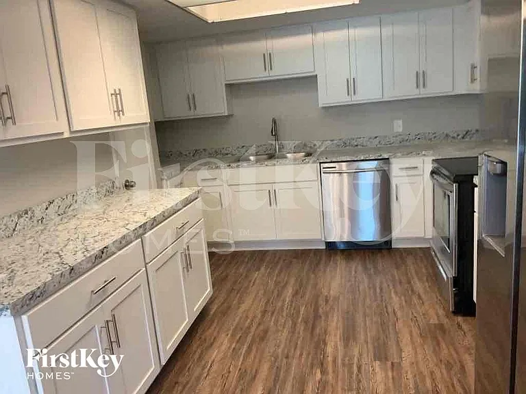 1451 Oak Pl — Photo 4