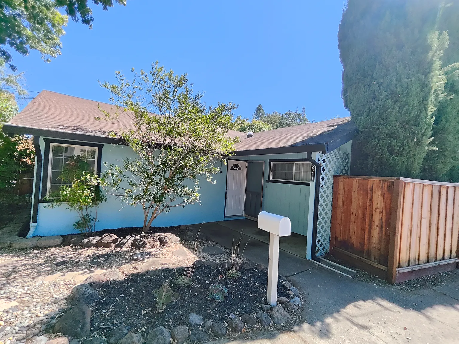 3 bed, 1026 sqft, $3,900 — Photo 2