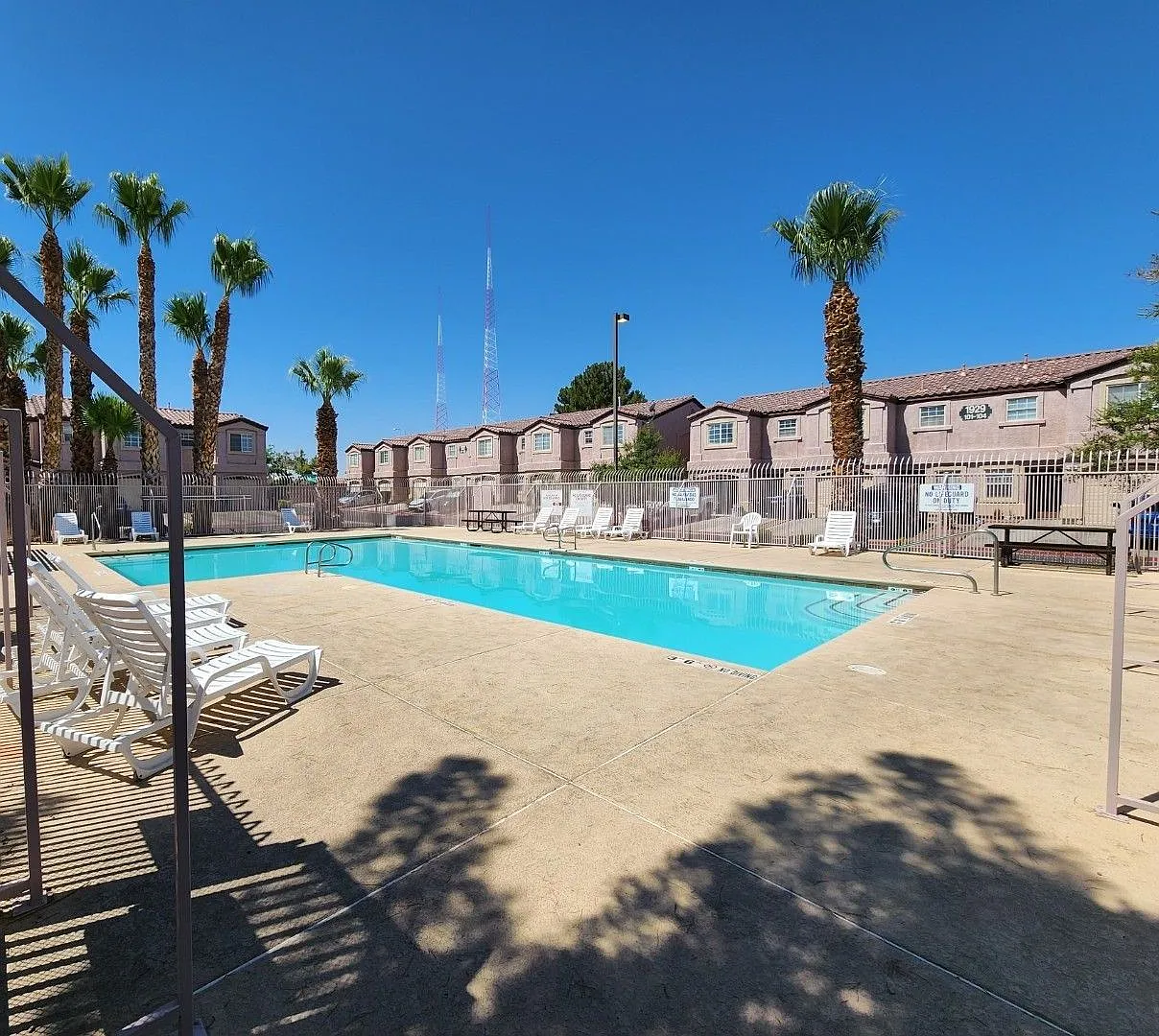 Beautiful 3 Bedroom & 2 1/2 Bath Condo. — Photo 2