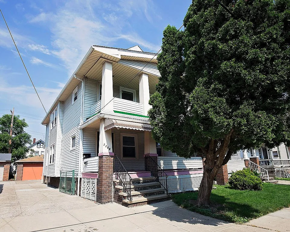 2206 W 105th St photo 1