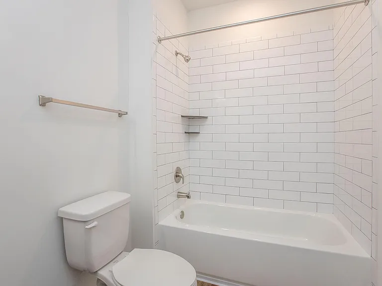 East Seventy Nine Apartments — Photo 43