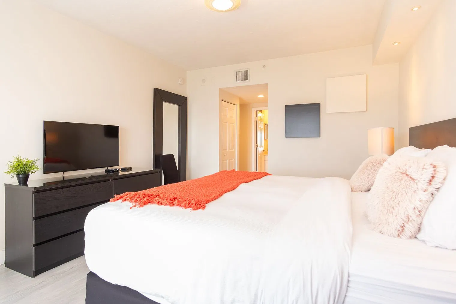 2 bed, 2.0 bath, 1302 sqft, $9,548 — Photo 4
