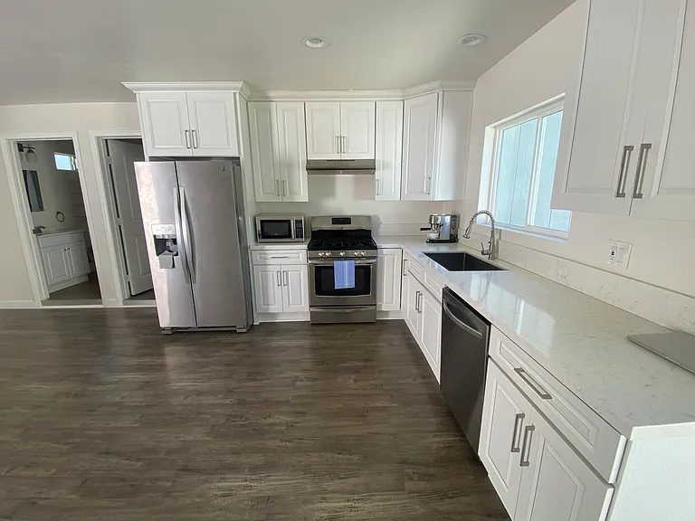 5345 Yolanda Ave — Photo 3