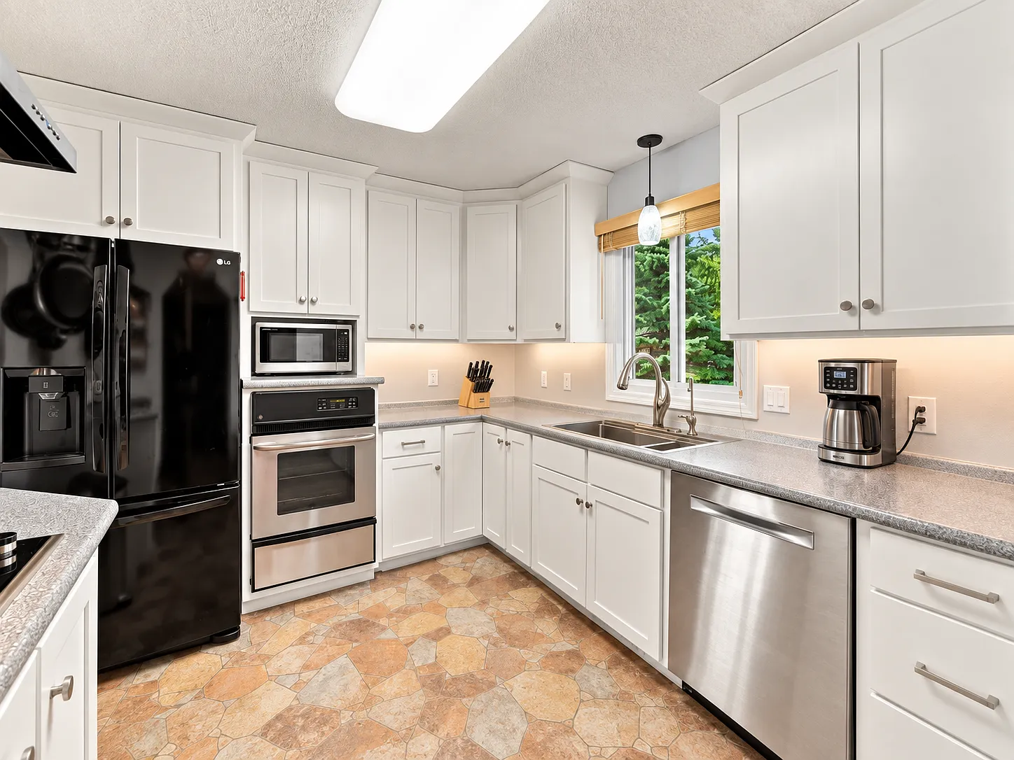 3 bed, 1408 sqft, $2,600 — Photo 3