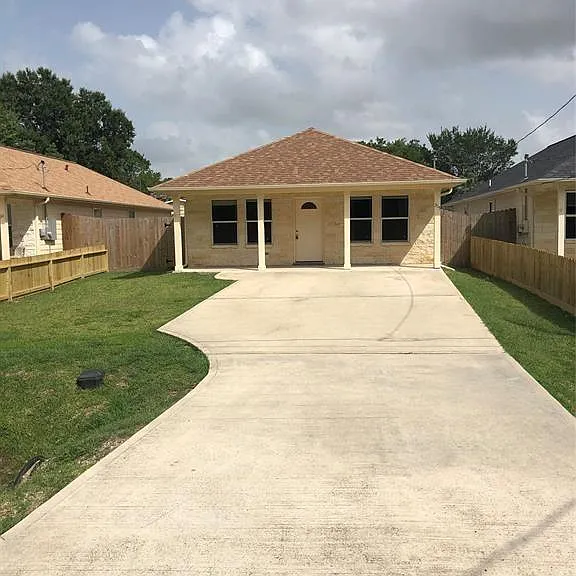 319 Kansas St — Photo 1
