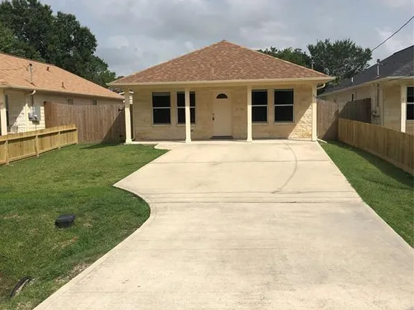 319 Kansas St, Bacliff, TX 77518