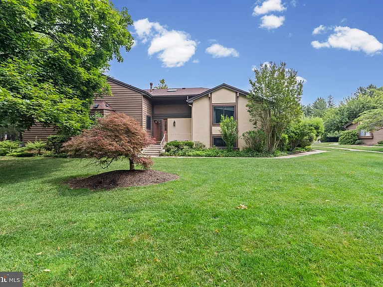 130 Sayre Dr — Photo 2