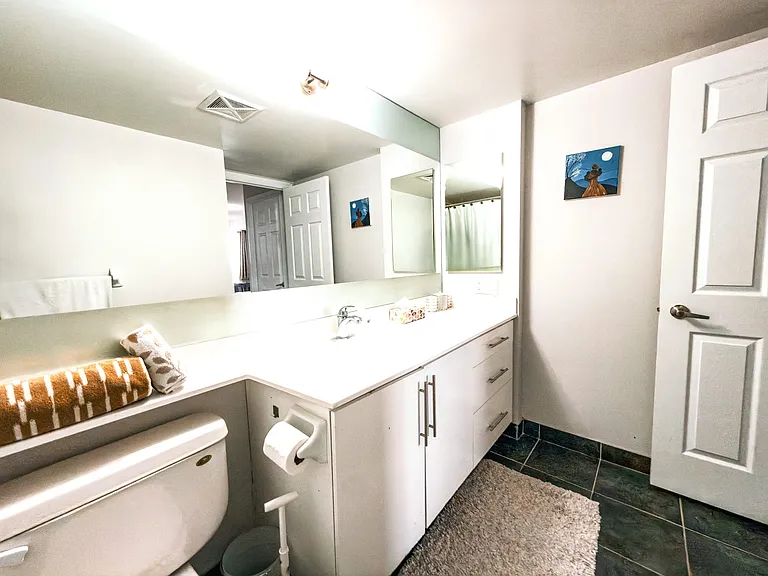 310 Burnhamthorpe Rd W — Photo 5