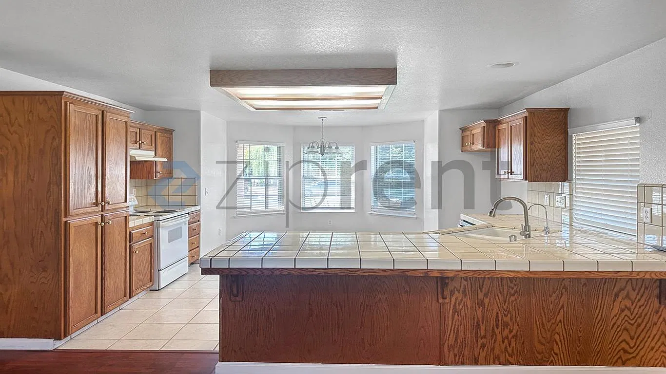 3 bed, 1525 sqft, $2,360 — Photo 3