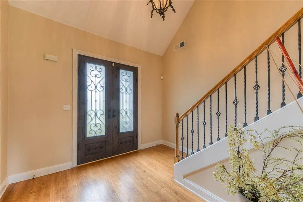 5 bed, 4.5 bath, 4264 sqft, $3,950 — Photo 3