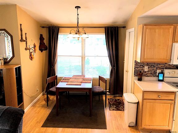 3rd image of 42 Arrow Wood Pl
