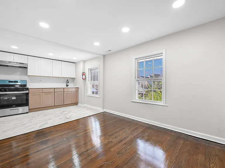71 Maple St — Photo 19