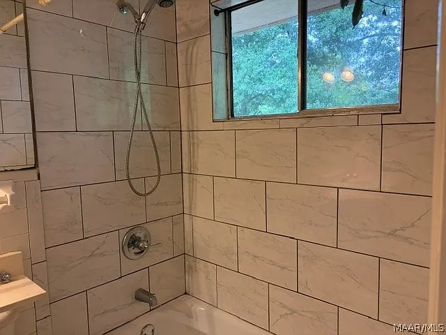 560 Farmington Rd — Photo 10