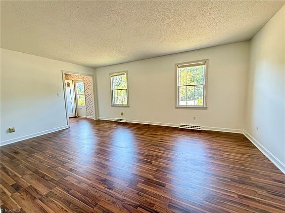 5th image of 404 Irving Park Ct