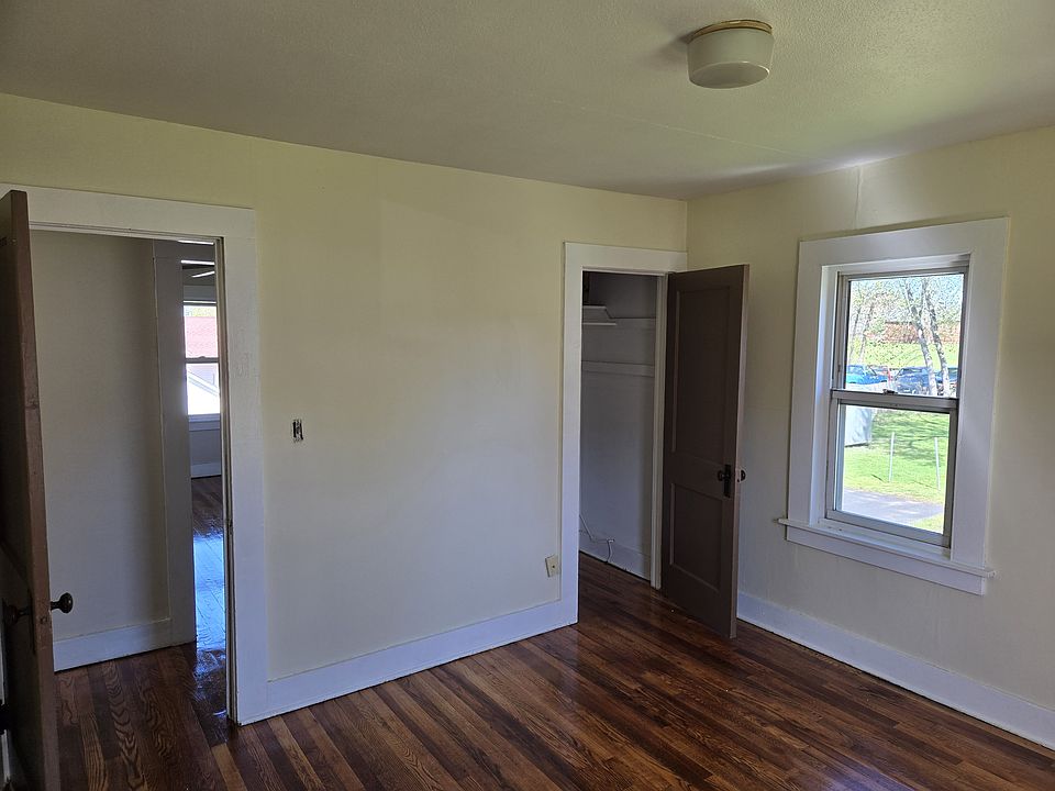 Back bedroom to hall & oversize closet