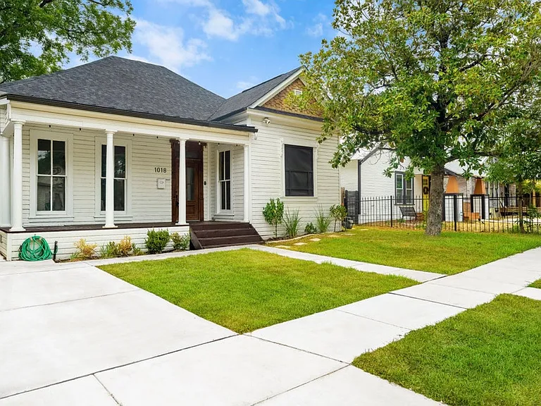 1018 Burnet St — Photo 2