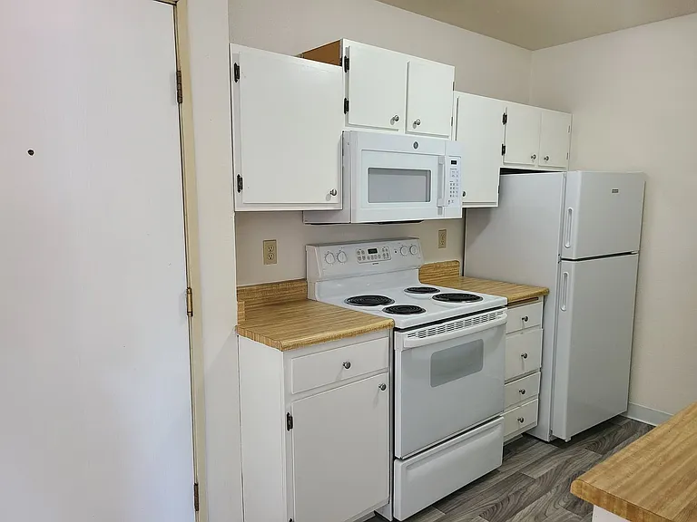15015 Shoreline Apartments — Photo 21