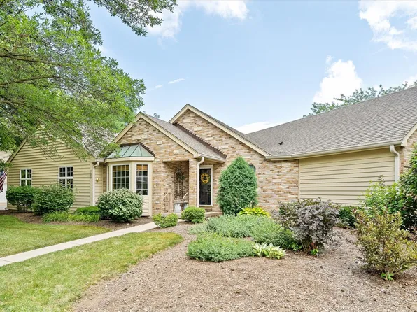 700 Manor Hill Pl, Sugar Grove, IL 60554