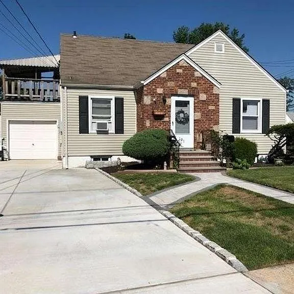 131 Chestnut St — Photo 1