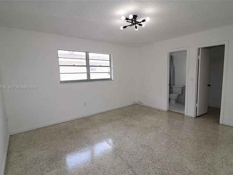 951 SW 7th St #5 — Photo 5