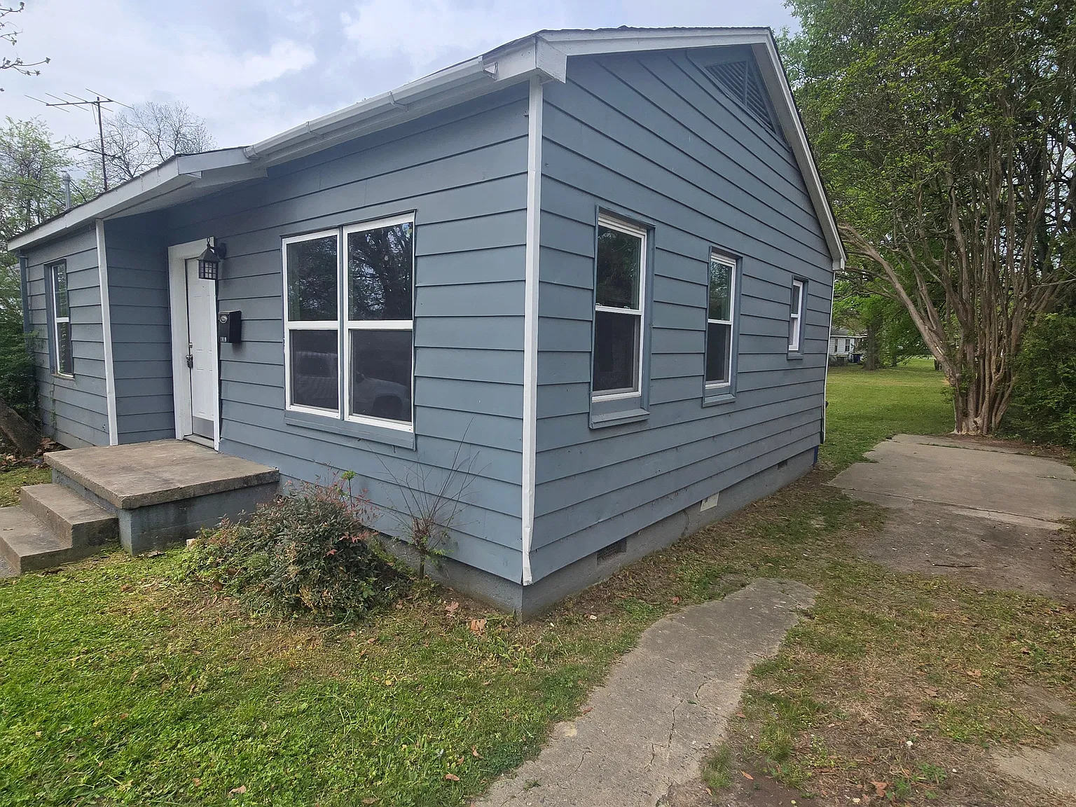 Charming Blue Retreat ? Bright 3 Bed, 1 Bath Single-Story Home — Photo 2