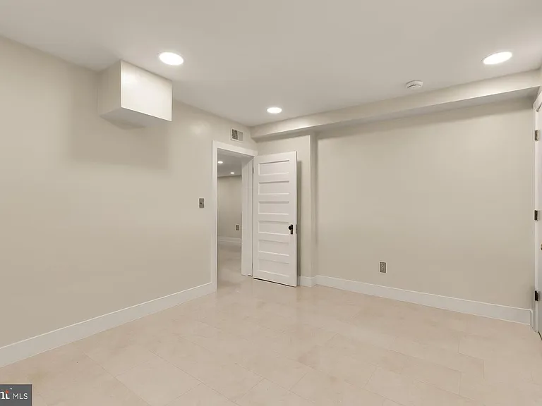 2137 R St NW — Photo 16
