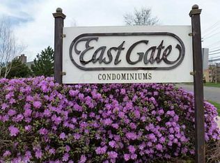 98 E Gate Ln, Hamden, CT 06514