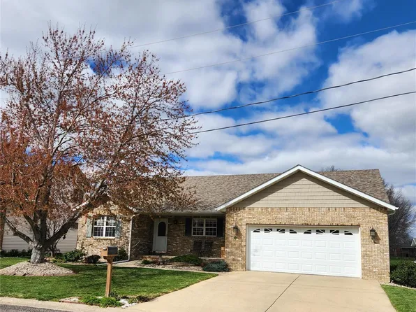 15 Sunray Dr, Highland, IL 62249