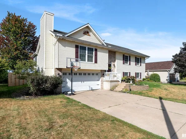 222 E Park View Dr, Walcott, IA 52773