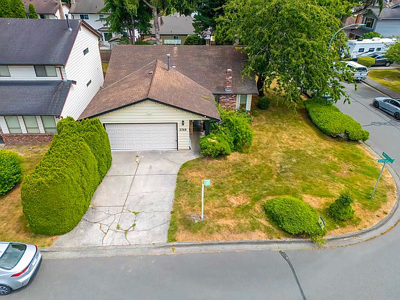 3rd image of 3760 Bamfield Dr