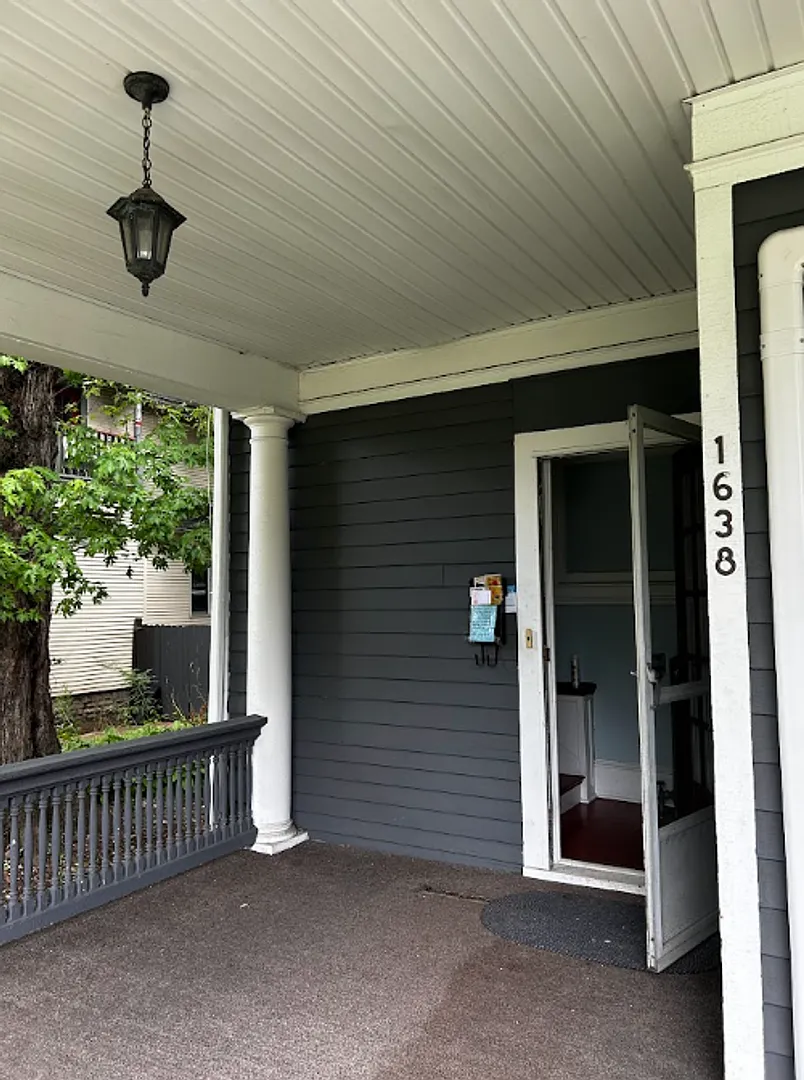 1638 Sanderson Avenue — Photo 3