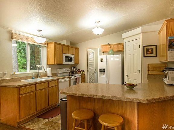 4th image of 481 E Lakeshore Dr E