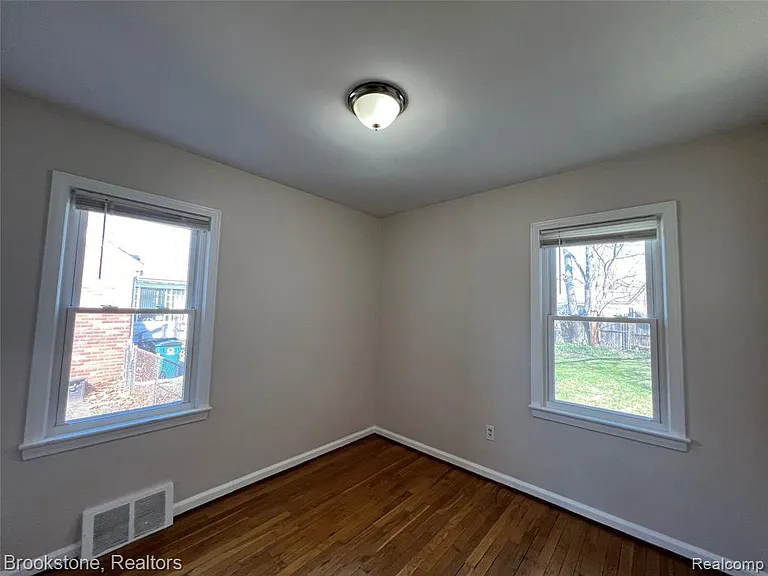 23280 Forest St — Photo 14