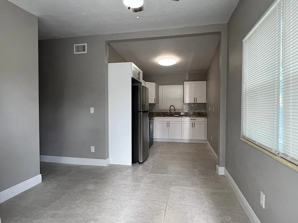 3 bed, 2.0 bath, 696 sqft, $2,600 — Photo 3