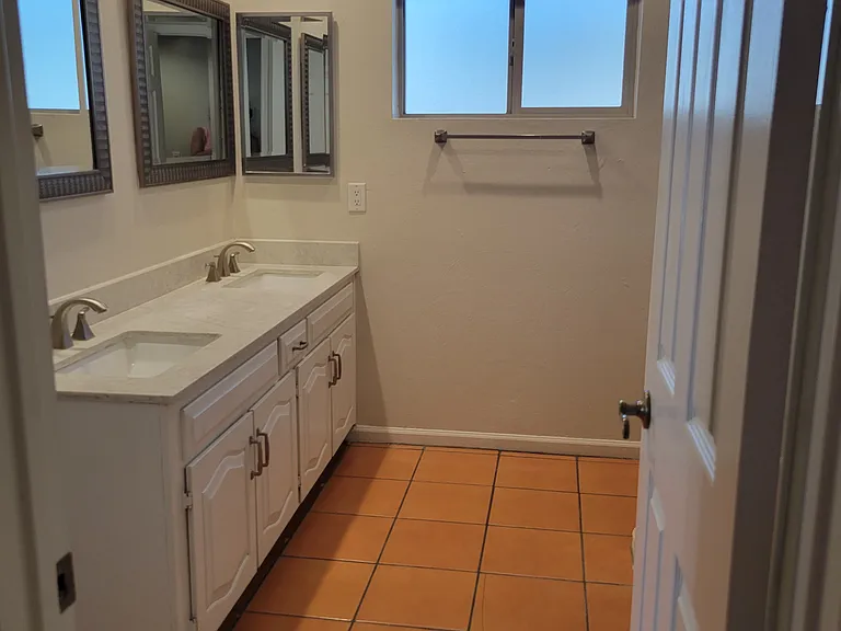 1642 E Carmen St — Photo 13