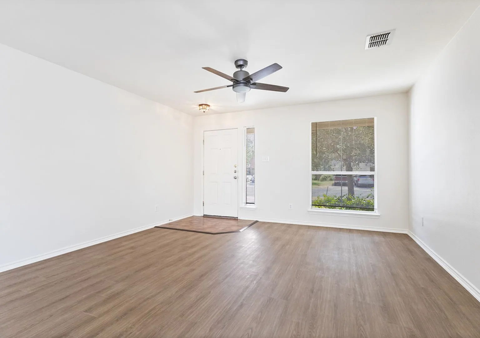3 Bedroom/2.5 Bath Springwood Subdivision — Photo 4