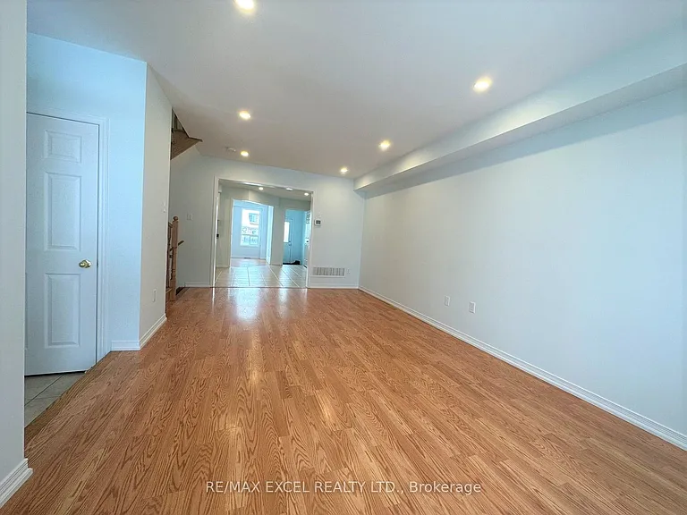 588 Hoover Park Dr — Photo 2