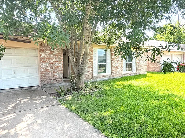 1822 Oaklawn St — Photo 2